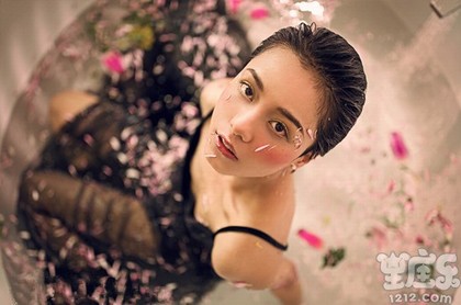 梦见有人在树上然后树倒向自己