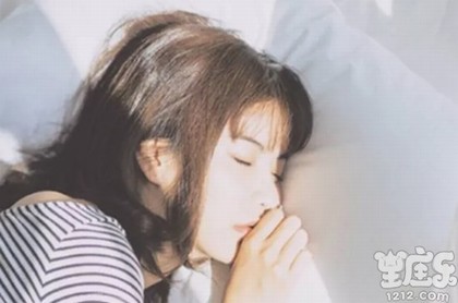女人梦见盛开的白花
