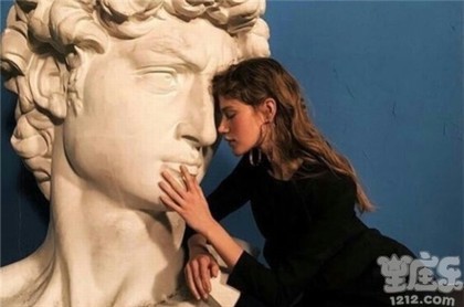 梦到床上有别的女人的耳环