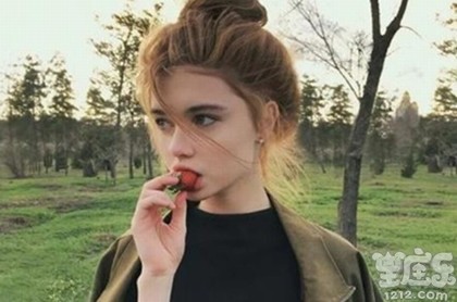 梦见菜地里捡了很多鸡蛋